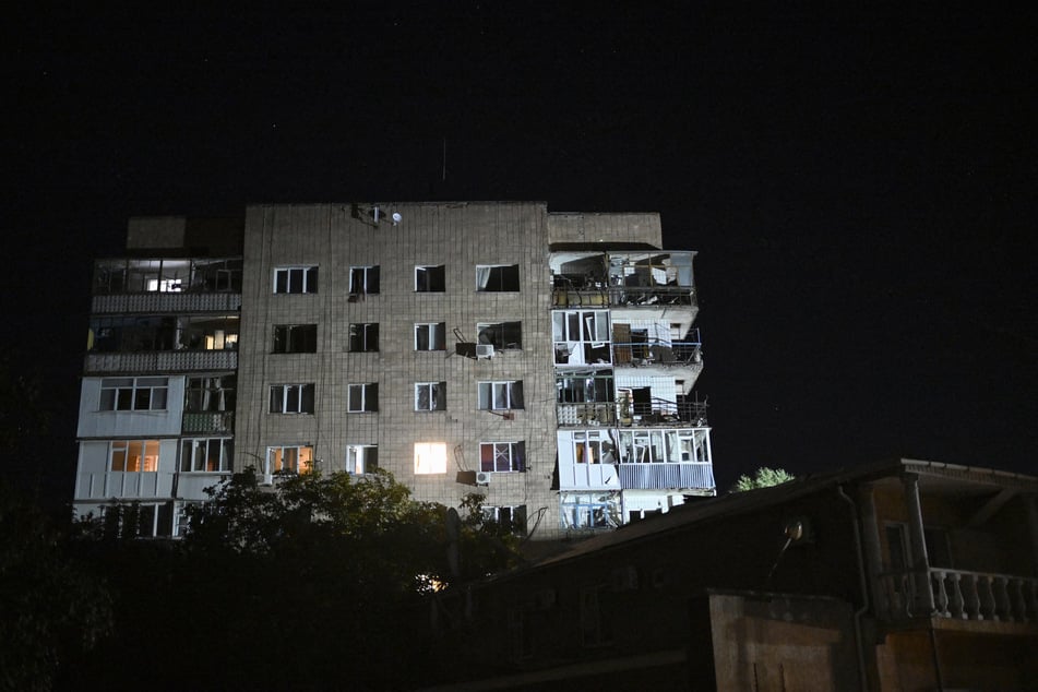 Im Bezirk Kramatorsk wurden ein Hotel, mehrere Wohnhäuser und ein mehrstöckiges Gebäude beschädigt.