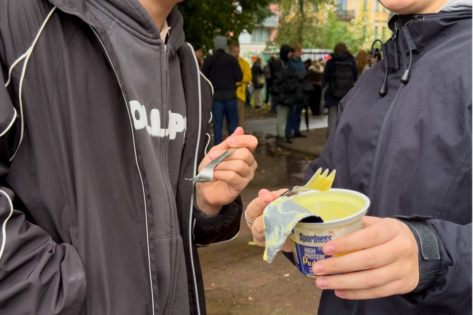 Pudding mit der Gabel essen: Ein TikTok-Trend, der derzeit junge Menschen in deutschen Städten zusammenbringt.