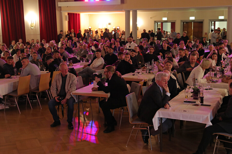 Mehr als 300 Gäste folgten der Einladung des Förderkreises und feierten in der Stadthalle in Oelsnitz/Erz. die lila-weiße Nacht.