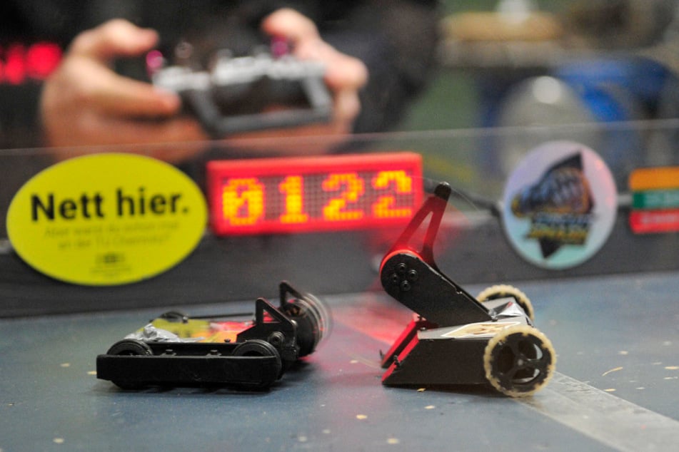 Im Fahrzeugmuseum treten selbst gebaute Roboter gegeneinander an.