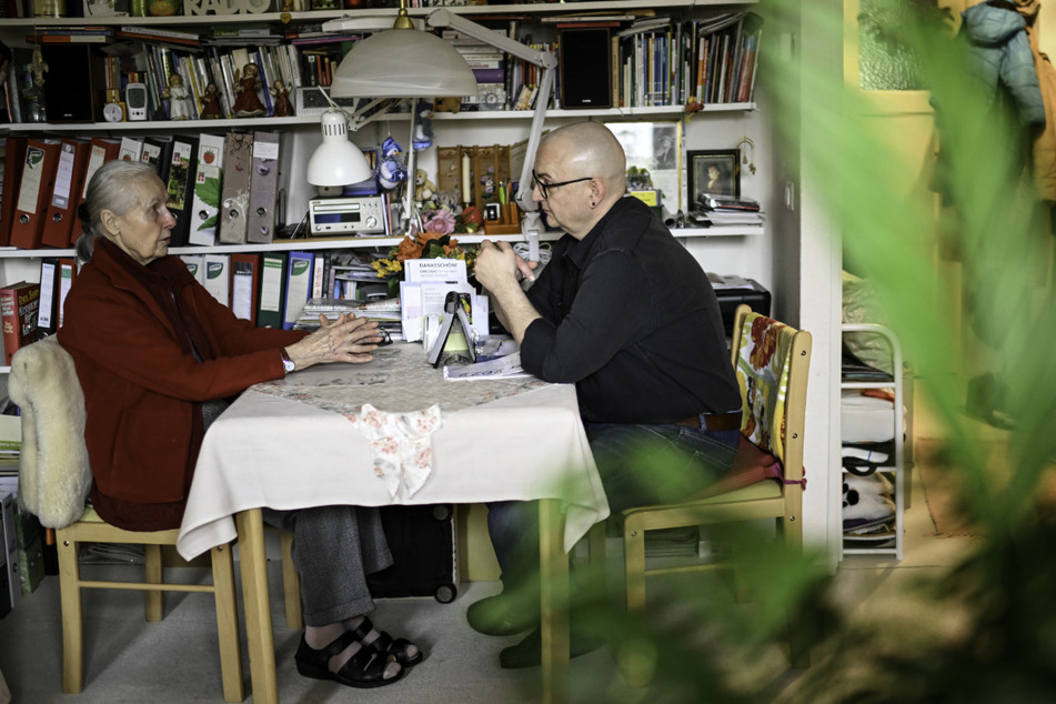 Helga Müller (85) und Jan Römmler (50) trennen 35 Jahre, Freunde können sie trotzdem sein.