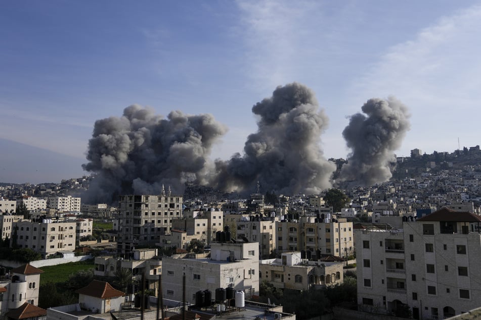 Nach einer Explosion der israelischen Armee, die nach eigenen Angaben von militanten Palästinensern genutzte Gebäude im Flüchtlingslager Dschenin im Westjordanland zerstörte, steigt Rauch auf.