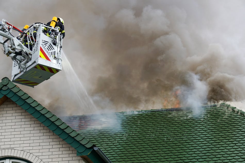 Mithilfe der Drehleiter löschten die Einsatzkräfte den Dachstuhlbrand.