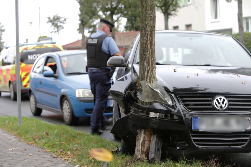 Laut TAG24-Informationen erlitt die Fahrerin gesundheitliche Probleme und krachte gegen einen Baum.