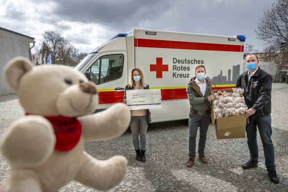 Stefanie Weihmann (37) und Maik Hartleb (34) übergaben 100 Teddys an DRK-Rettungsdienstleiter René Zahn (43, r.).