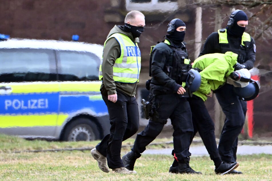 Schwer bewaffnete Polizisten bringen den Messer-Mann zum Bundesgerichtshof.