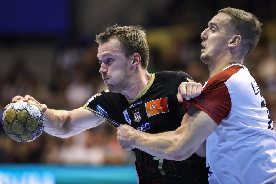 Felix Claar (26, l.) kämpft gegen Patrik Ligetvari (27, r.) von Veszprém. Der Magdeburger zeigte trotz der Niederlage eine starke Leistung und erzielte 5 Tore.