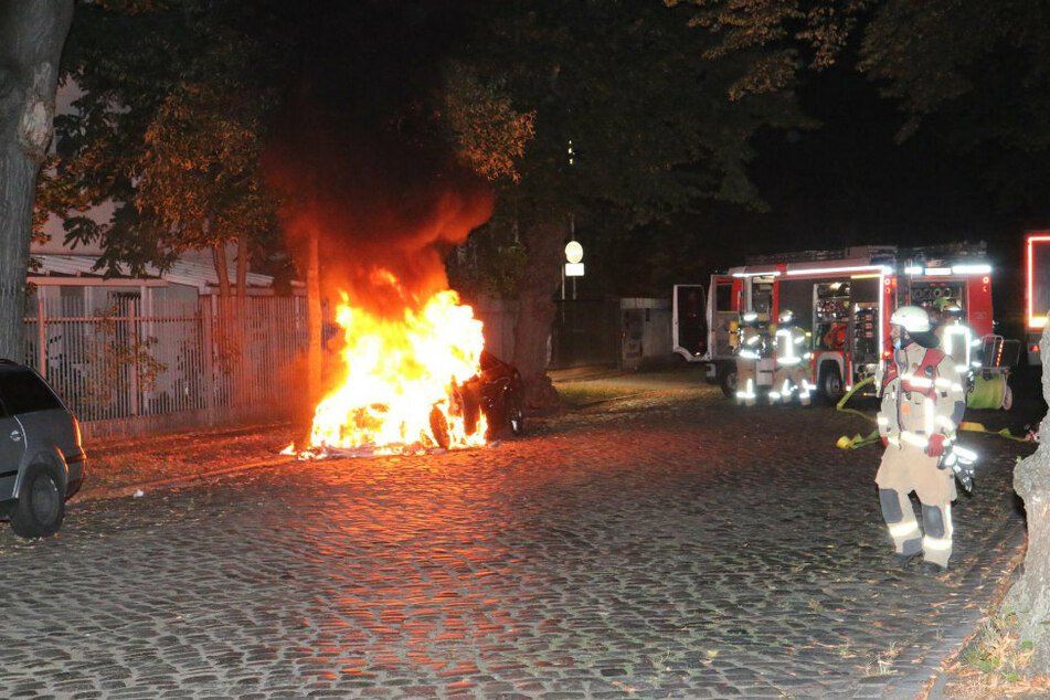 Ein Cabrio brennt in Berlin-Rudow.