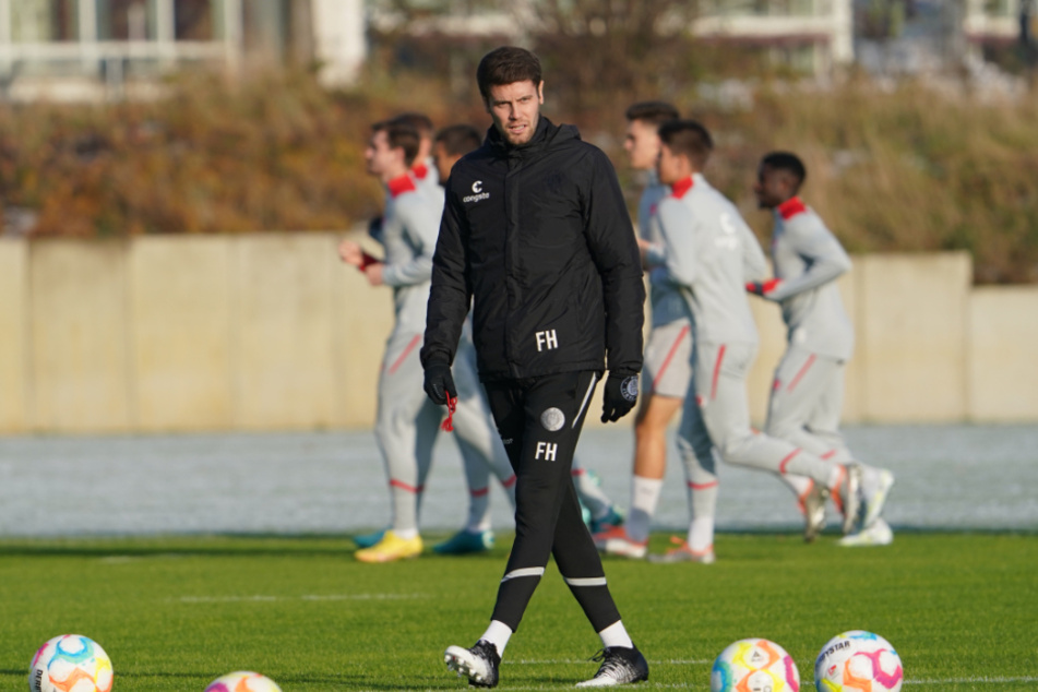 In rund drei Wochen bittet Trainer Fabian Hürzeler (30) die Profis vom FC St. Pauli zum Trainingsauftakt.