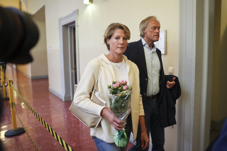 Christina Block (53) wird vorgeworfen, die Entführung ihrer zwei jüngsten Kinder in Auftrag gegeben zu haben. Hier mit ihrem Partner Gerhard Delling (67) am 50. Verhandlungstag.