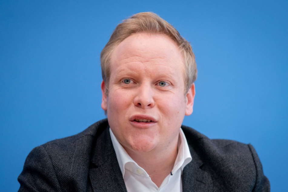 Tilman Kuban stellt das Ergebnis der Mitgliederbefragung zum CDU-Parteivorsitz vor.