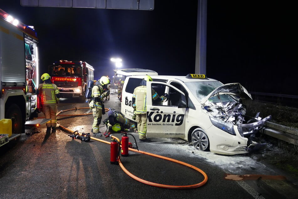 Das Taxi prallte nach dem Unfall in die Mittelleitplanke, im Motorraum brach kurzzeitig ein Feuer aus.