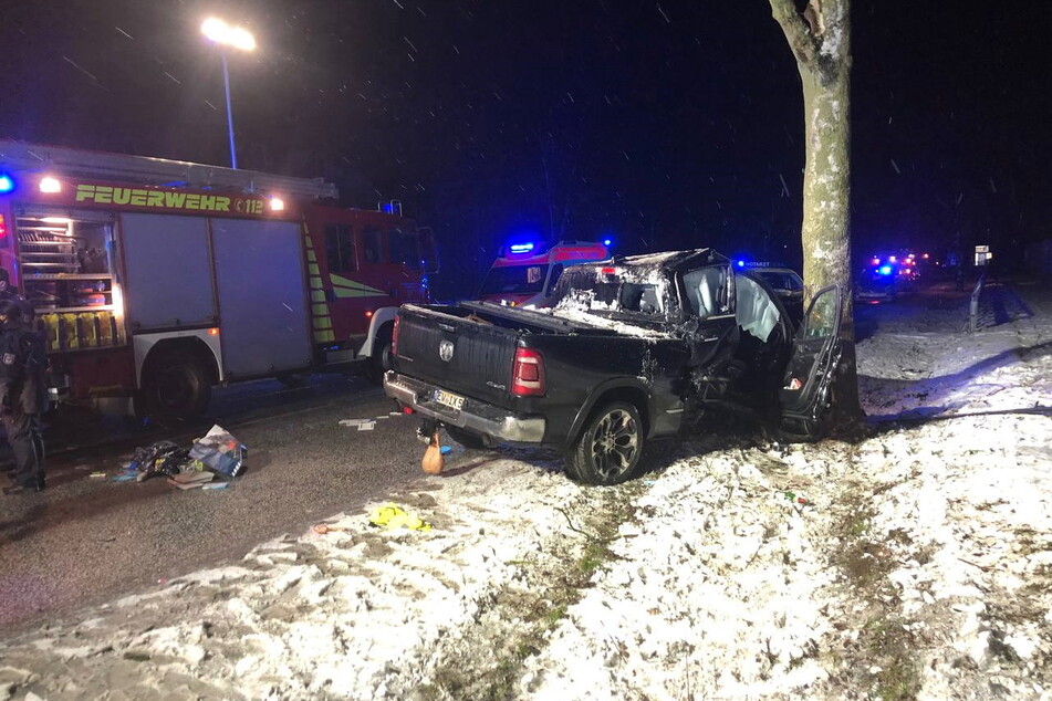 Ein Dodge-Pickup ist in der vergangenen Nacht von der B158 abgekommen und gegen einen Baum gekracht.