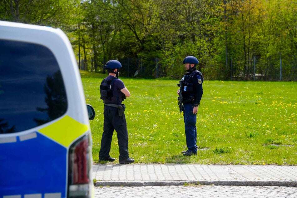 Die Polizei stufte die Situation als "lebensbedrohliche Einsatzlage" ein. Die Ermittlungen wurden eingeleitet.