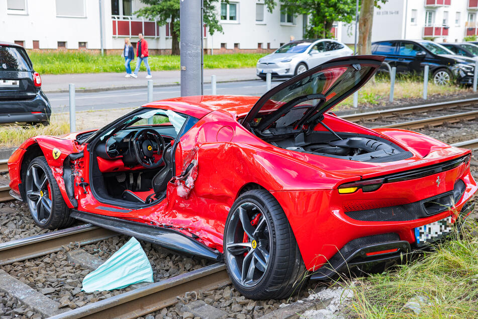 Bei dem verunfallten Ferrari handelt sich um ein Exemplar der Modellreihe 296 GTB.