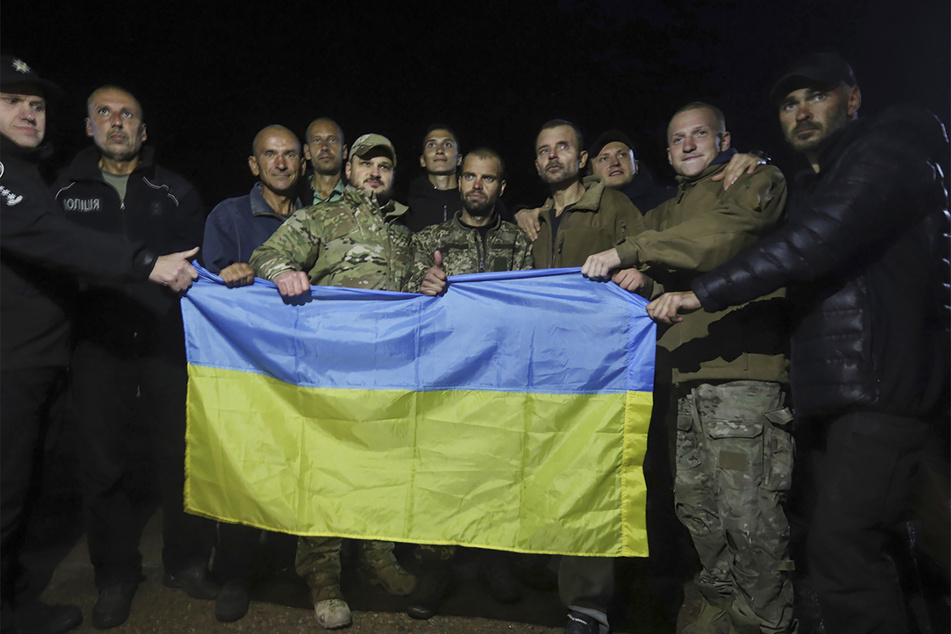 Ukrainische Soldaten, die im Rahmen eines Gefangenenaustauschs zwischen Russland und der Ukraine freigelassen wurden.