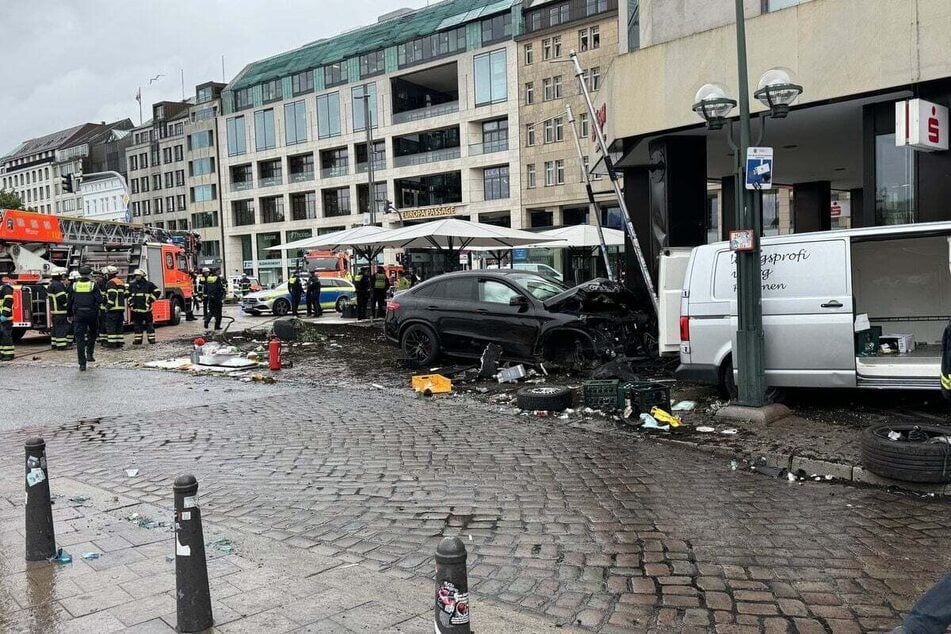 Der 18-jährige Mercedes-Fahrer wurde bei dem Unfall leicht verletzt.