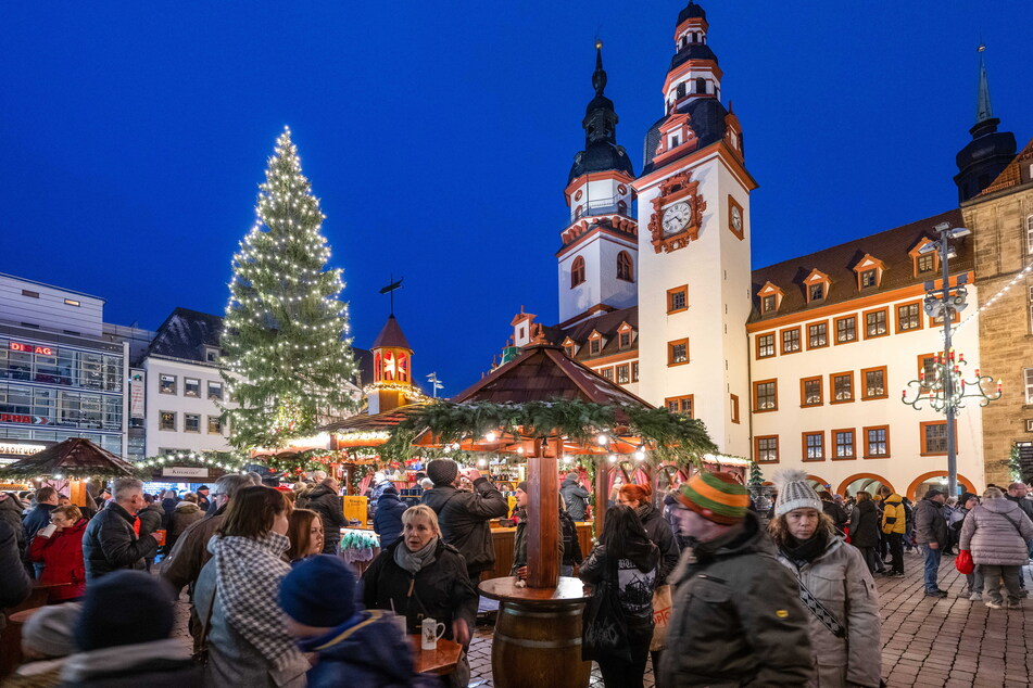 Der Chemnitzer Weihnachtsmarkt hat an diesem Samstag noch einmal ab 10 Uhr geöffnet.