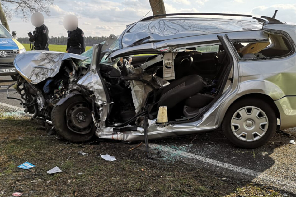 Polizisten am Unfallort.