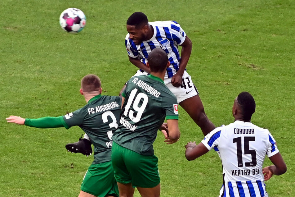 Herthas Deyovaisio Zeefuik (2.v.r.) steigt zum Kopfball hoch, der von Gästekeeper Rafal Gikiewicz (nicht im Bild) jedoch pariert wurde.