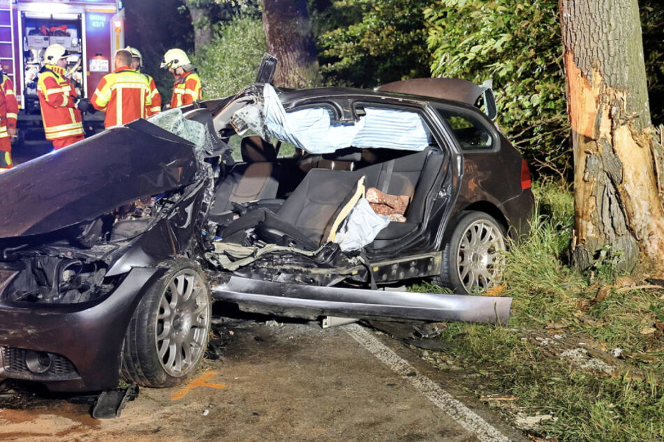 Horror-Unfall: BMW wickelt sich mit Fahrerseite um Baum!