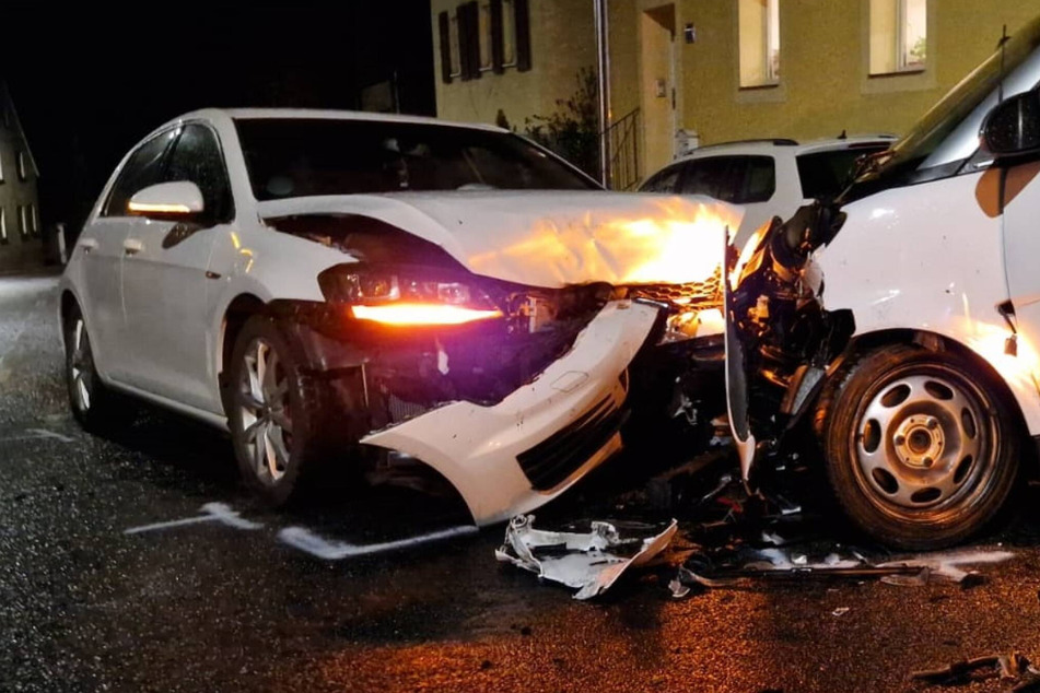 Heftiger Crash zwischen VW und Smart: zwei Schwerverletzte