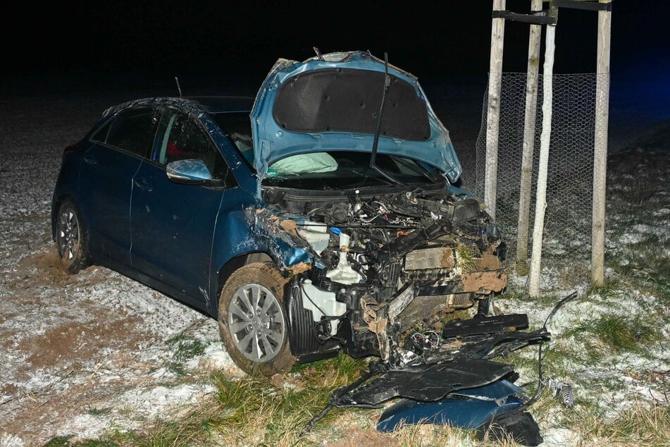 Auf der B169 bei Rossau (Landkreis Mittelsachsen) überschlug sich am Donnerstagabend ein Hyundai. Die Fahrerin kam verletzt in ein Krankenhaus.