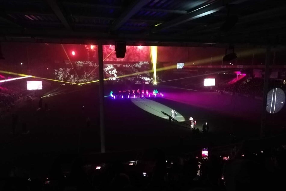 Im Stadion gab es eine Lichtershow, außerhalb ein Feuerwerk.