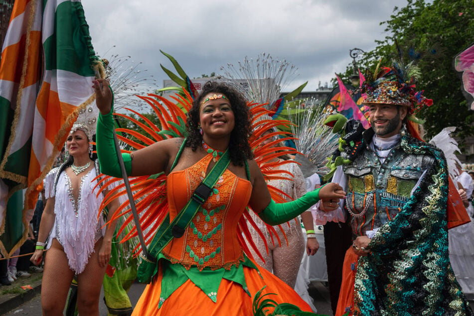 Über dem Karneval der Kulturen brauen sich am Pfingstsonntag dunkle Wolken zusammen.