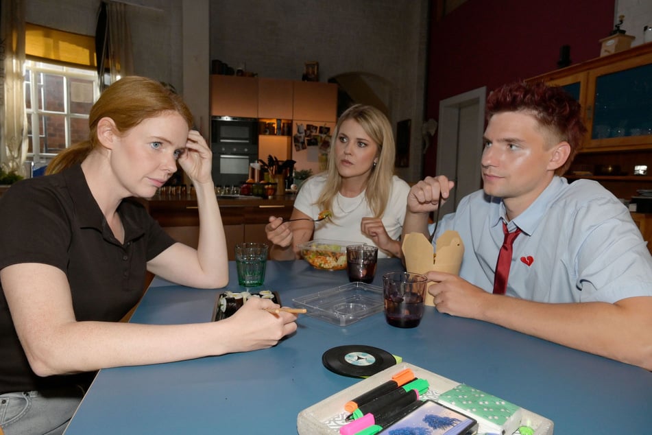 Tonis (l.) Selbstbewusstsein ist nach der Trennung von Erik angekratzt, weshalb Moritz (r.) sie emotional wieder aufbauen will.