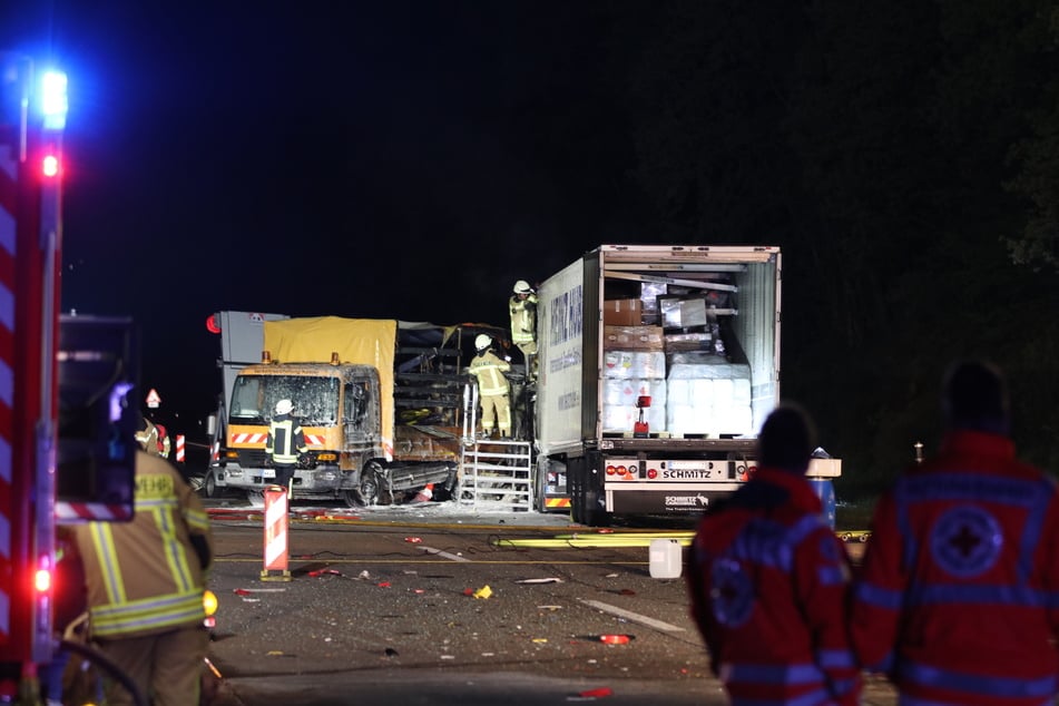 Ein Baustellenfahrzeug wurde ebenfalls beschädigt. Der Fahrer des Lasters wurde schwer verletzt.