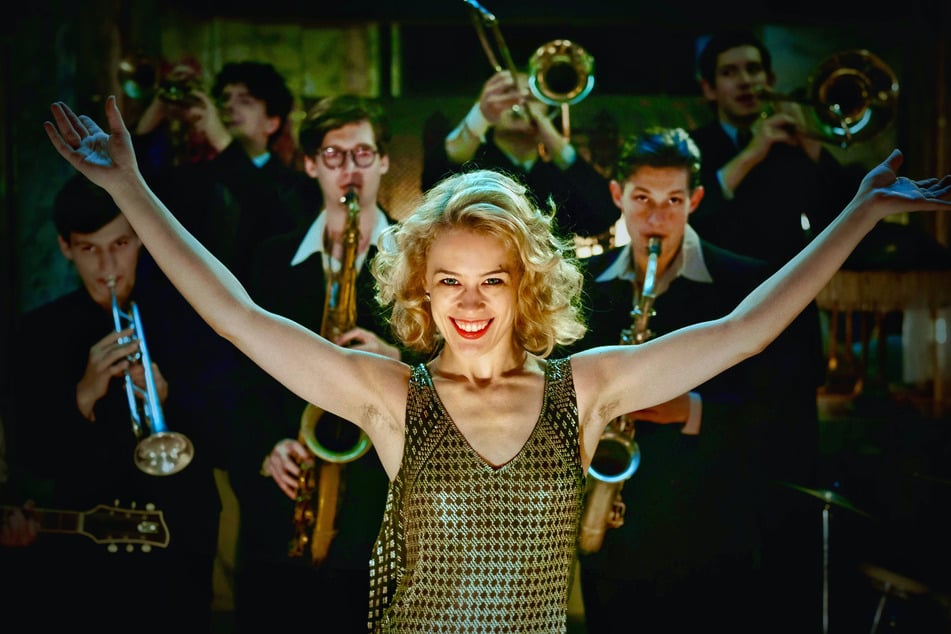 Paula Beer (28) als Stella Goldschlag in einer Szene des Films "Stella. Ein Leben." Der Film kommt am 25. Januar ins Kino.