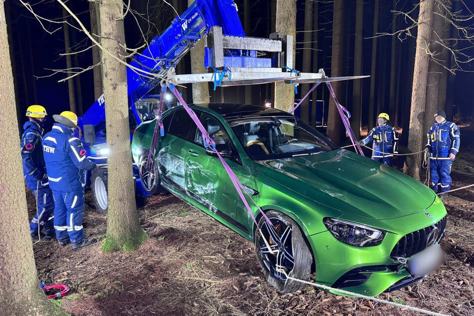 Die Täter beschädigten den Mercedes stark und ließen ihn anschließend im Wald zurück.