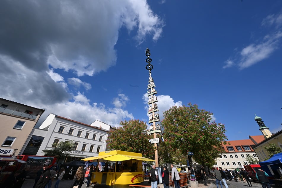 Auf dem Markplatz in Viechtach wird ein heiß diskutiertes Grillfest veranstaltet.