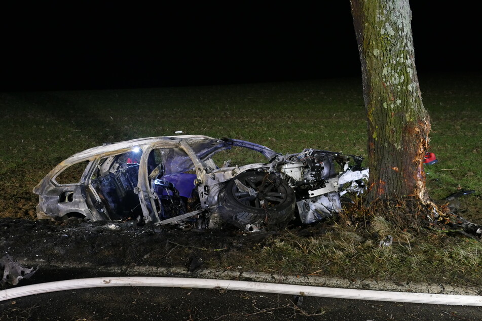 Der Fahrer des BMW starb nach einem Unfall in dem brennenden Wrack.