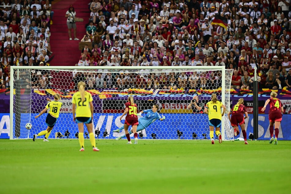 Den fälligen Elfmeter verwandelt Fridolina Rolfö souverän zum 3:1.