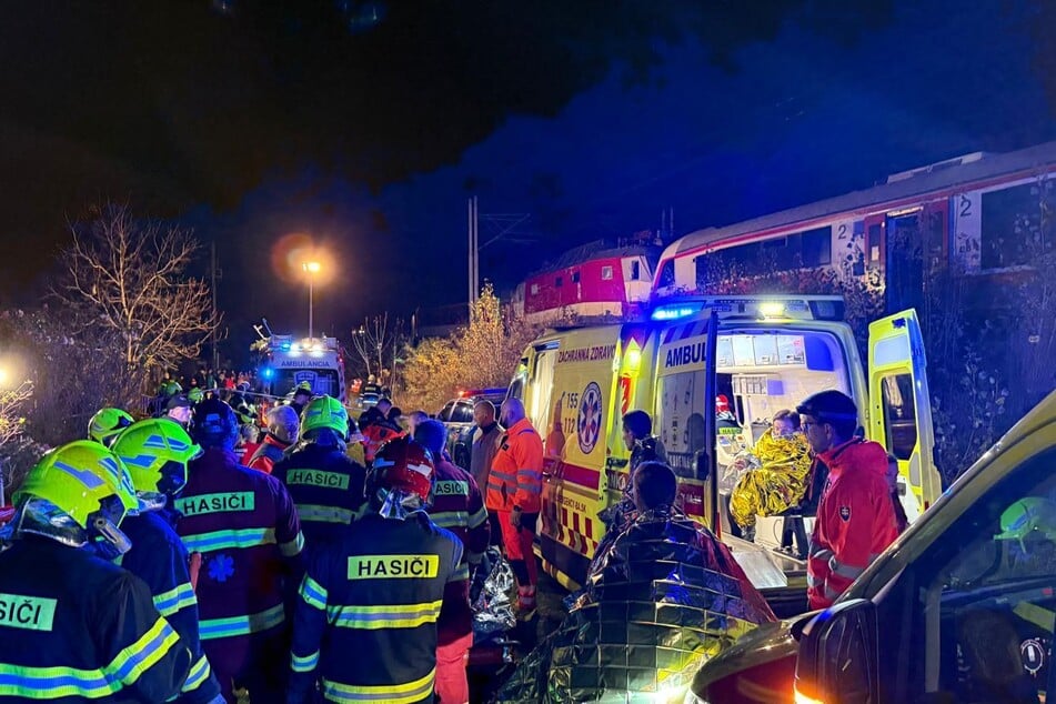 Rettungskräfte an der Unglücksstelle.