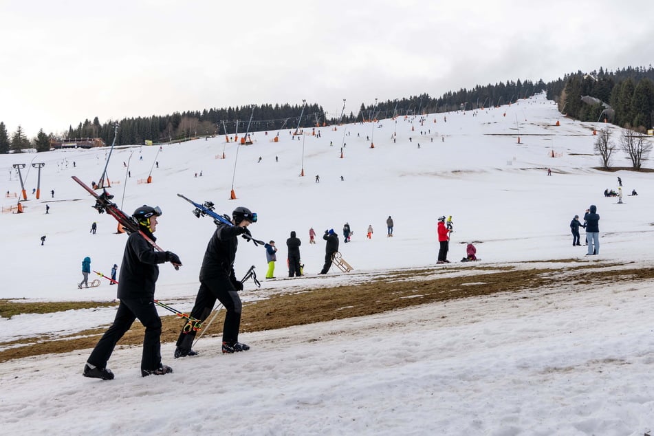 Am Fuß des Skihanges in Oberwiesenthal hat die Schneedecke schon Lücken.