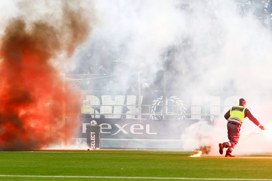 Abstiegs-Endspiel dauert viereinhalb Stunden: Frustrierte Fans fackeln Kunstrasen ab