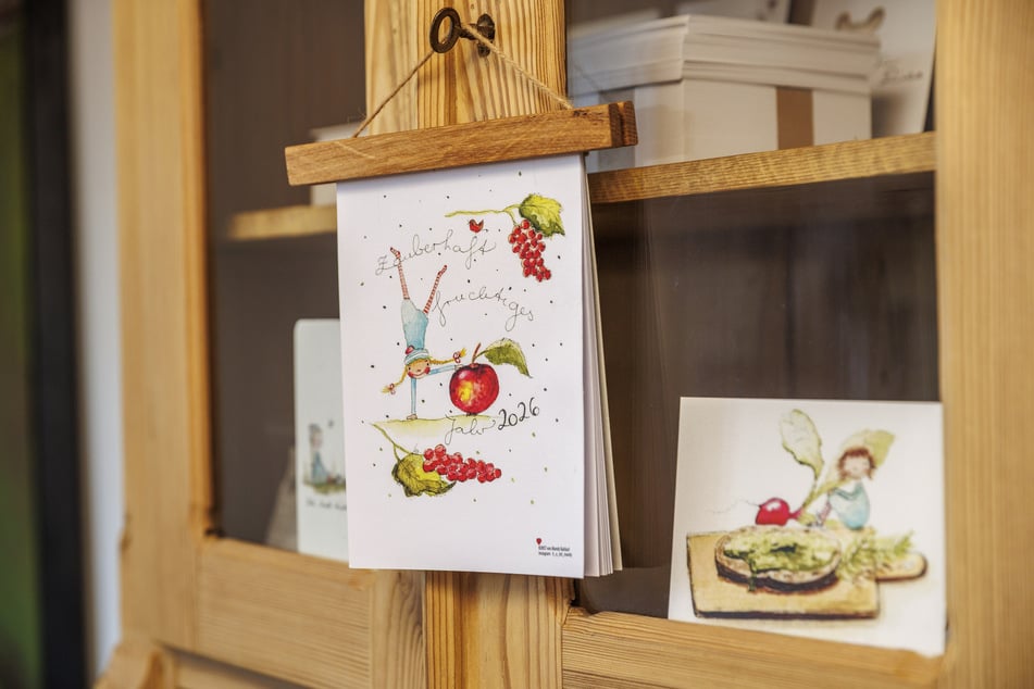 Ihre kleinen Aquarelle malt Mandy Baldauf (49) am Schreibtisch.