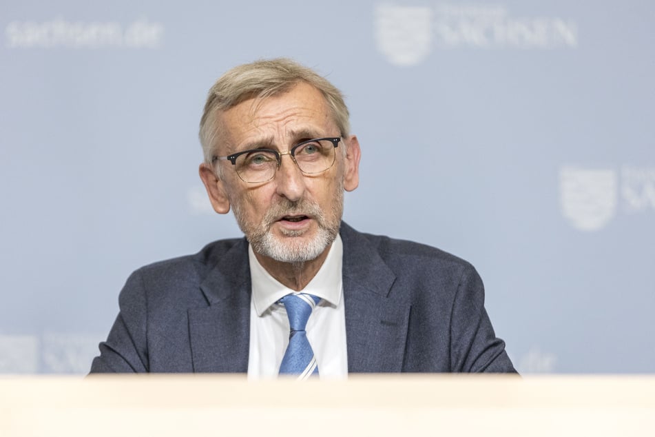 Für Sachsens Innenminister Armin Schuster (64, CDU) reicht eine Mitgliedschaft in einer rechtsextremen Partei nicht aus, um Bewerber von einer Karriere im Staatsdienst abzuhalten.