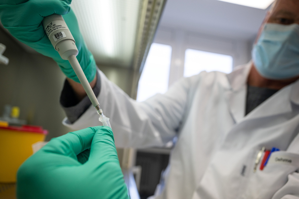 Ein Forscher zeigt, wie ein PCR-Test für die Analyse auf Mutationen des Coronavirus vorbereitet wird (Archivfoto).