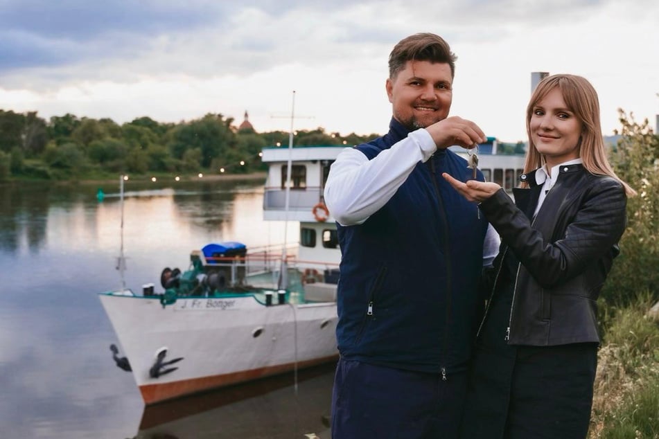 Rostislaw Sapsaj und seine Frau Alexandra vor ihrem neuen Schiff im Neustädter Hafen.