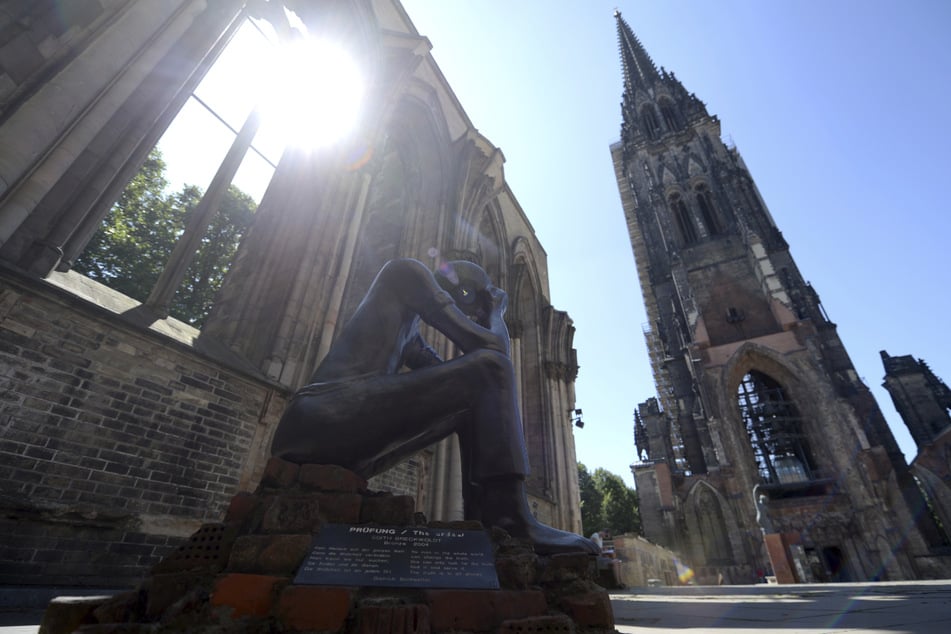 Die Ruine der ehemaligen Hauptkirche St. Nikolai erinnert als Mahnmal an die Zerstörung Hamburgs im Zweiten Weltkrieg. (Archivbild)