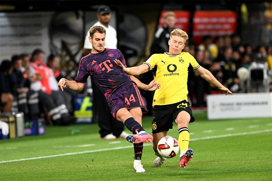 Bayerns Josip Stanisic (26, l.) und Daniel Svensson (24) kämpfen um den Ball.