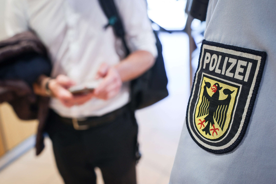 Am Bahnhof Harburg musste ein Bundespolizist einen stark alkoholisierten und orientierungslosen Mann in Gewahrsam nehmen. (Symbolfoto)