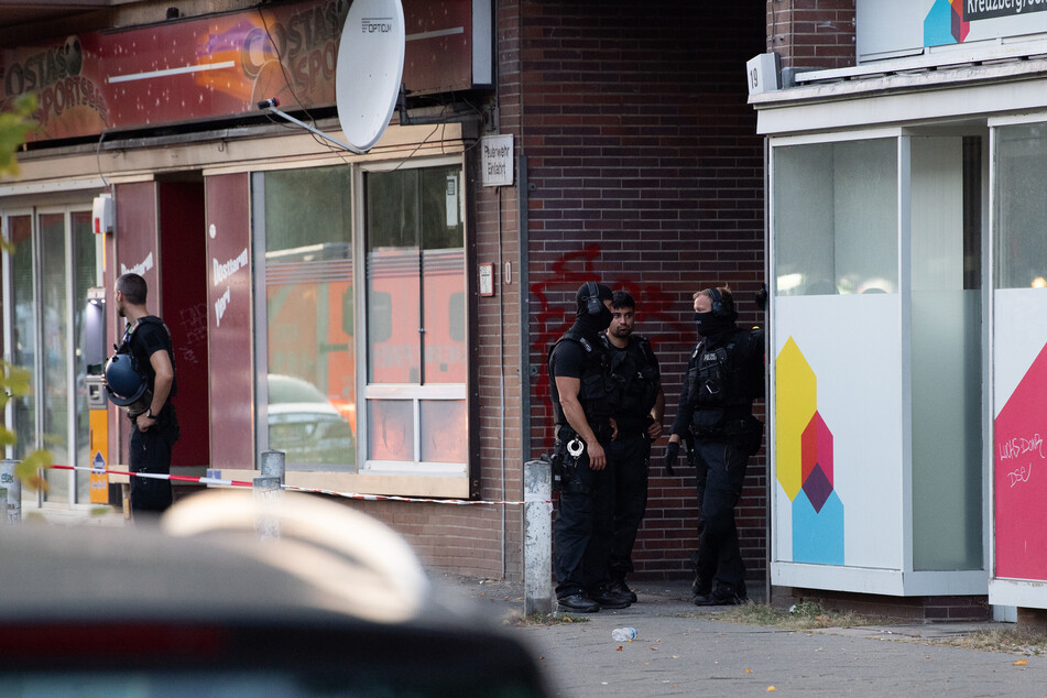 Ein 24-Jähriger wurde bei einem Angriff in Berlin-Schöneberg schwer verletzt.