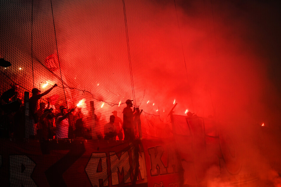 Die feurigen Fans von Olympiakos Piräus fackelten - wie gewohnt - viel Pyrotechnik ab.