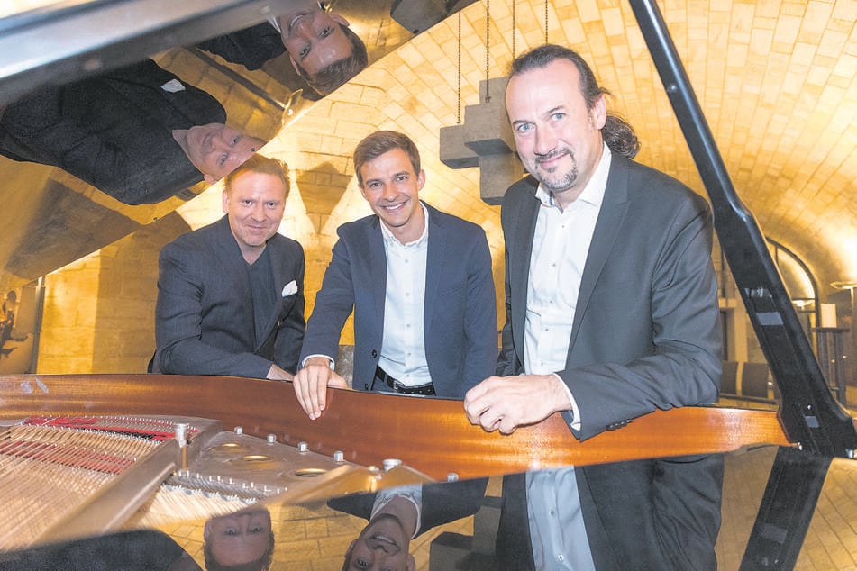 Artistic Director Daniel Hope (50, l.), Organist Niklas Jahn (27) und Kantor Matthias Grünert (50) in der Unterkirche am Konzertflügel.