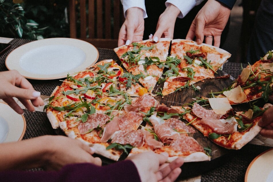 Gemeinsam schmeckt die beste Pizza Hamburgs gleich noch viel besser. (Symbolbild)